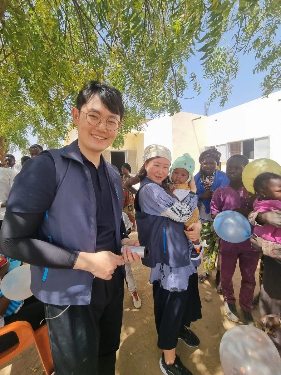 Dr. Chang Min Kang with children at an outreach destination