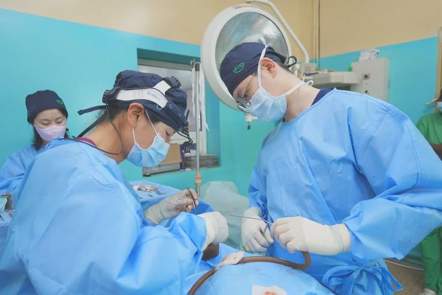 Dr. Chang Min Kang operating during overseas medical outreach